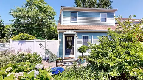 33 Conwell St # B, Provincetown, MA 02657