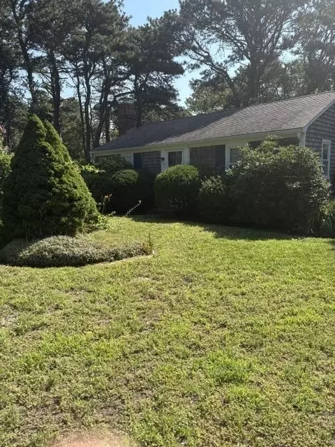17 Sioux Rd, West Yarmouth, MA 02673