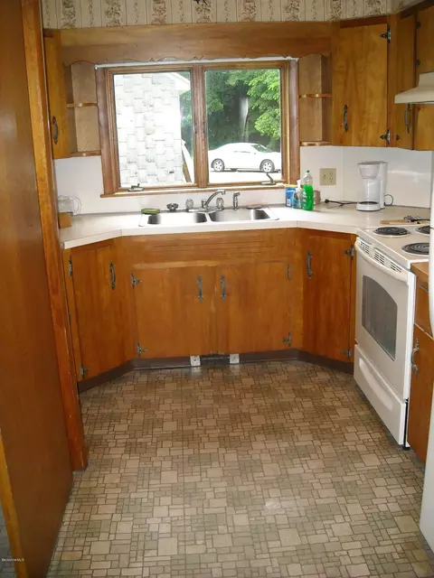 1295 Cape St, Lee, MA 01238 photo 5