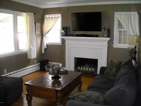 40 Parkview Ter, Lee, MA 01238 photo 3