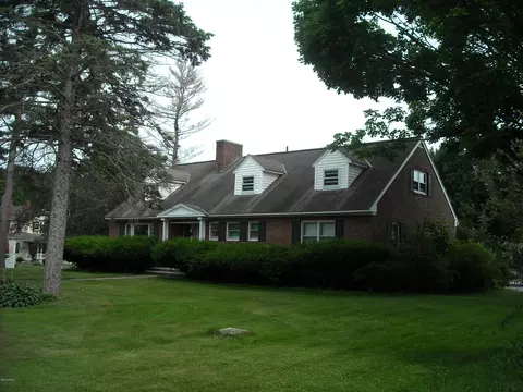 40 Franklin St, Lee, MA 01238 photo 2