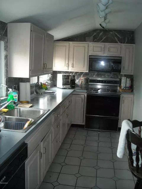 40 Franklin St, Lee, MA 01238 photo 4