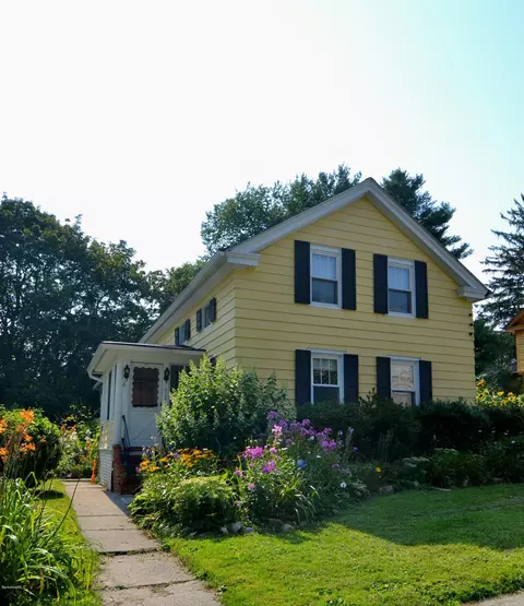 115 High St, Lee, MA 01238 photo 1