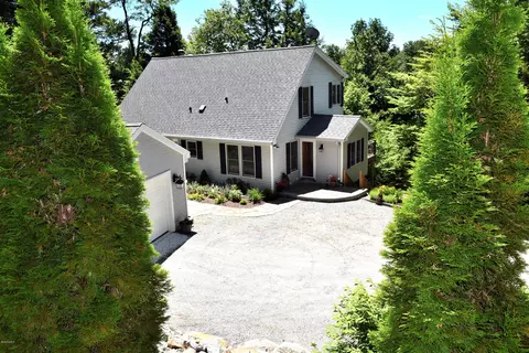 462 Long Bow Ln, Becket, MA 01223 photo 2