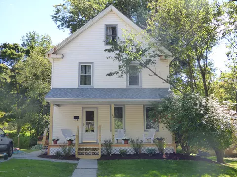 42 E Center St, Lee, MA 01238 photo 1
