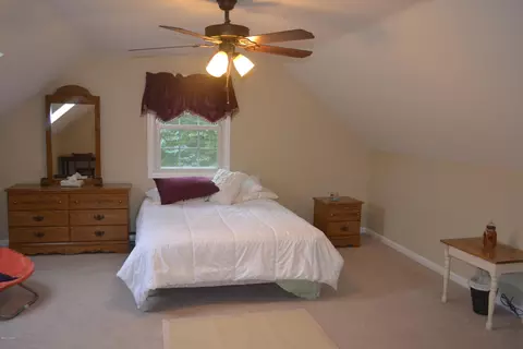 230 E Center St, Lee, MA 01238 photo 10