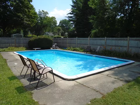 300 E Center St, Lee, MA 01238 photo 4