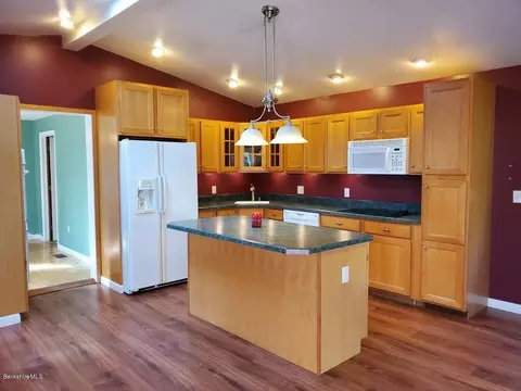 240 High St, Lee, MA 01238 photo 2