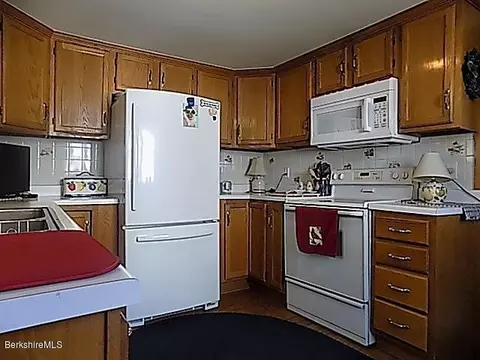 196 High St, Lee, MA 01238 photo 10