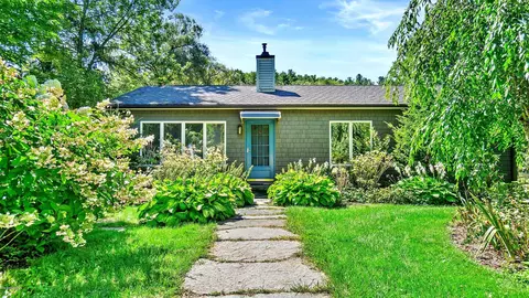 90 E Main St, Stockbridge, MA 01262 photo 2