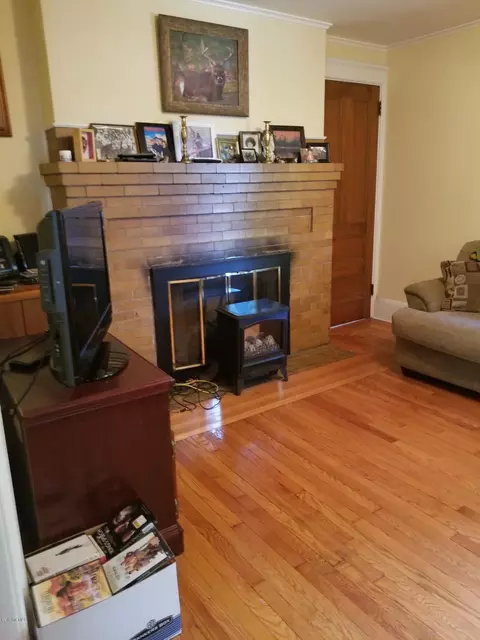 169 High St, Lee, MA 01238 photo 2