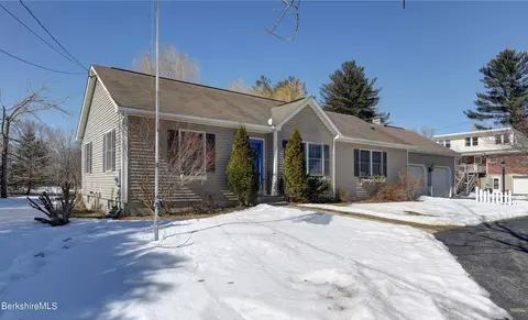 20 Parkview Ter, Lee, MA 01238 photo 3