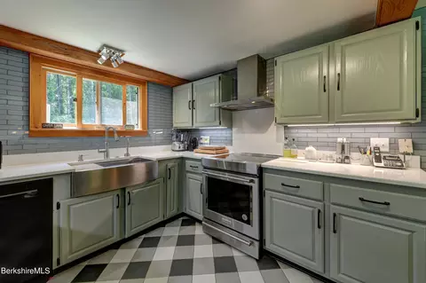 305 S Undermountain Rd, Sheffield, MA 01257 photo 3