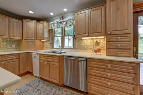 30 Maritta Ave, Lee, MA 01238 photo 11