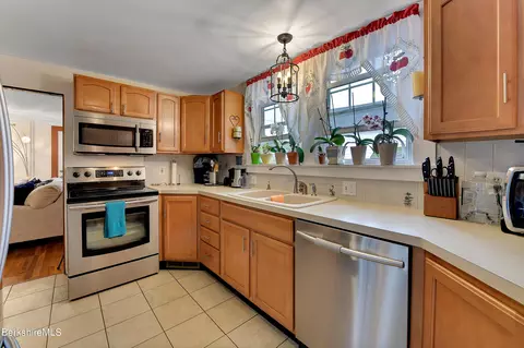35 High St, Lee, MA 01238 photo 12
