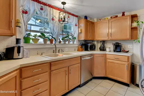 35 High St, Lee, MA 01238 photo 11