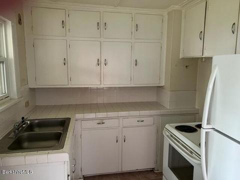 21 Franklin St, Lee, MA 01238 photo 2