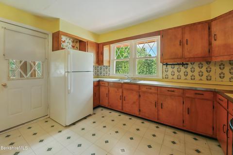 385 East St, Lee, MA 01238 photo 8