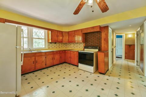 385 East St, Lee, MA 01238 photo 6