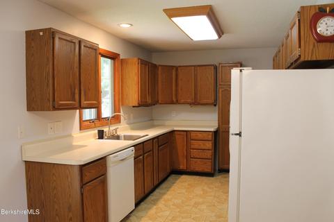 67 Howe Rd, Pittsfield, MA 01201 photo 8