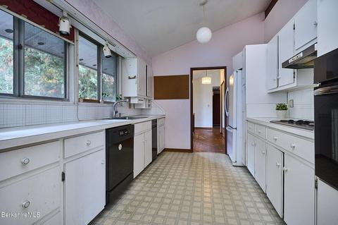 59 Arnold Rd, Pelham, MA 01002 photo 3