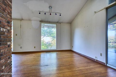 59 Arnold Rd, Pelham, MA 01002 photo 6