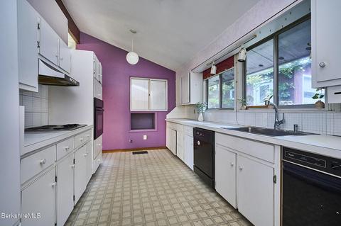 59 Arnold Rd, Pelham, MA 01002 photo 4