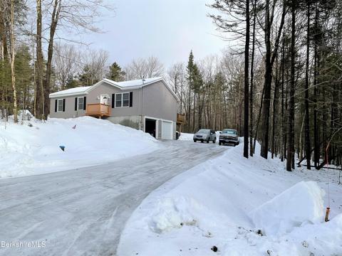 279 Bergabhang Dr, Stamford, VT 05352