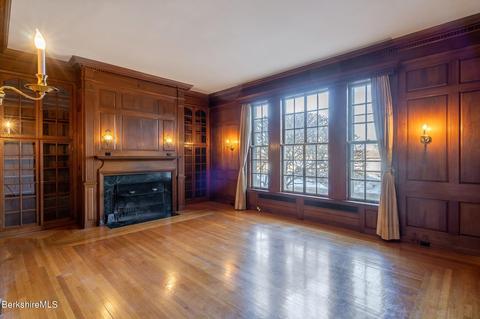200 Old Stockbridge Rd #V4, Stockbridge, MA 01262