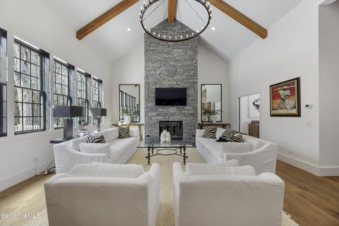 750 Mallard Ln, Lee, MA 01238