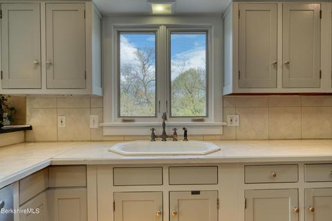128 Stratton Rd, Williamstown, MA 01267 photo 4