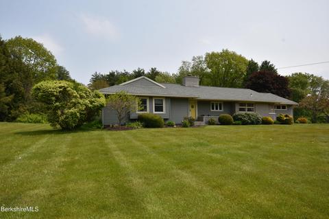 58 Oak Hill Rd, Pittsfield, MA 01201