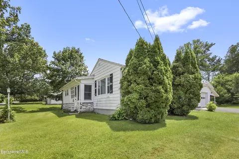 29 Powers St, Adams, MA 01220 photo 3