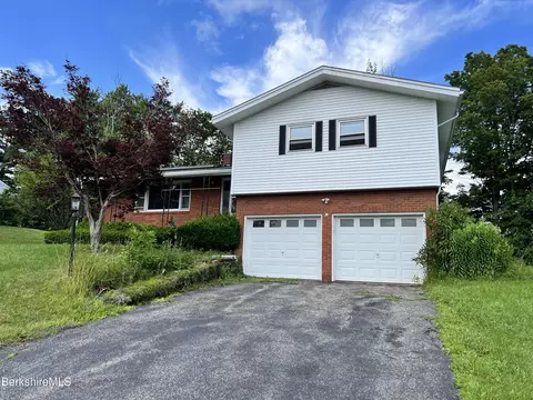 26 Unkamet Park Dr, Pittsfield, MA 01201