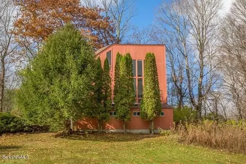 2 Meadow Rd, Stockbridge, MA 01262