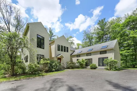 8 Meadow Rd, Stockbridge, MA 01262