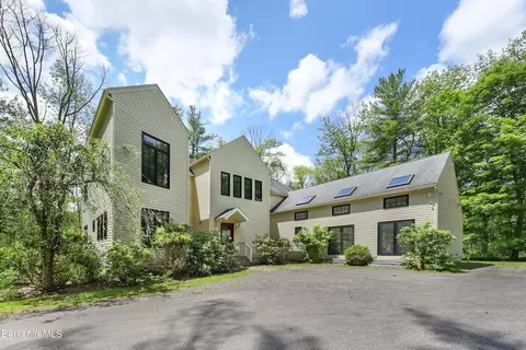 8 Meadow Rd, Stockbridge, MA 01262