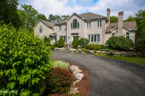 89 94 Dunmore Ct, Lenox, MA 01240