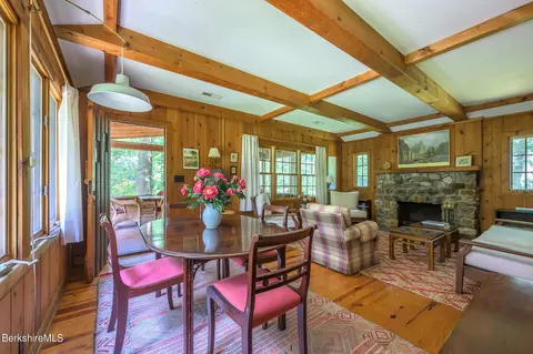 12 Beachwood Dr, Stockbridge, MA 01262