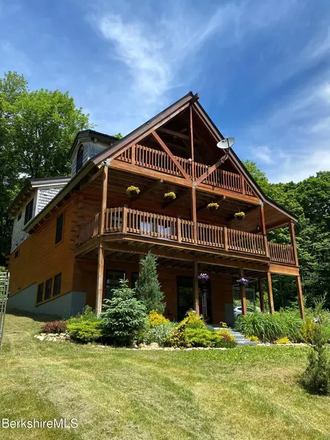 690 Bergrucken Ln, Stamford, VT 05352