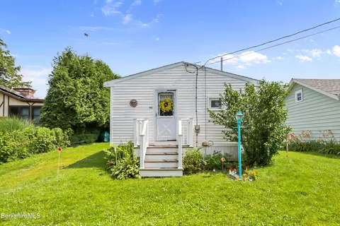 205 Lake Shore Dr, Cheshire, MA 01225