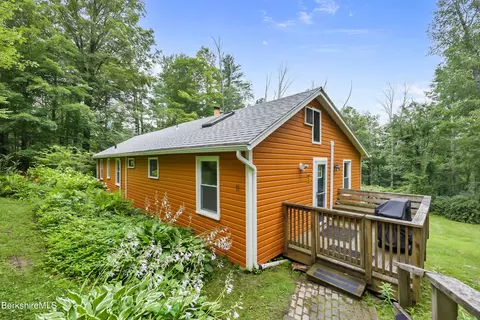 11 Mahkeenac Heights Rd, Stockbridge, MA 01262