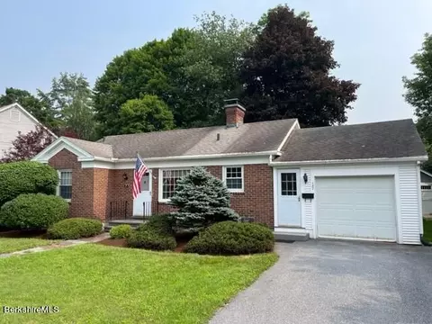 137 Berkshire Dr, Williamstown, MA 01267