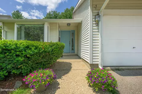 13 Cobblestone Cv, Pittsfield, MA 01201
