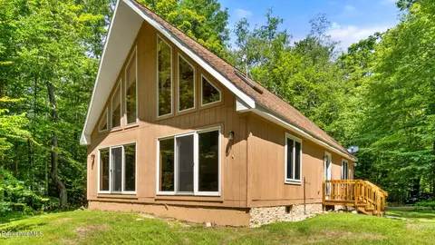 166 Partridge Ln, Becket, MA 01223