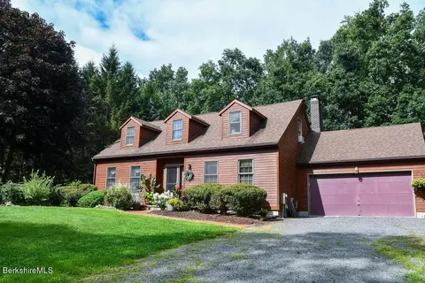 35 Carolyn Rd, Schodack, NY 12123