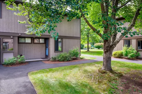 211 S Hemlock Ln, Williamstown, MA 01267
