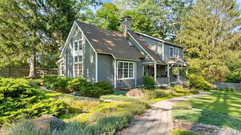 11 Oak St, Great Barrington, MA 01230