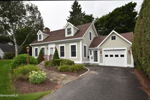 20 Warwick St, Pittsfield, MA 01201