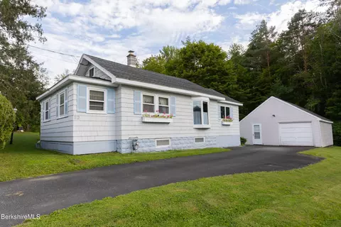 52 Lakeview St, Pittsfield, MA 01201